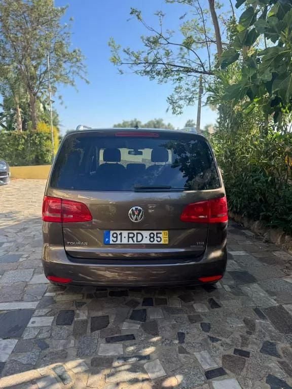 Usado VW Touran 105 HP (77 kW) 2013 Castanho Monovolume