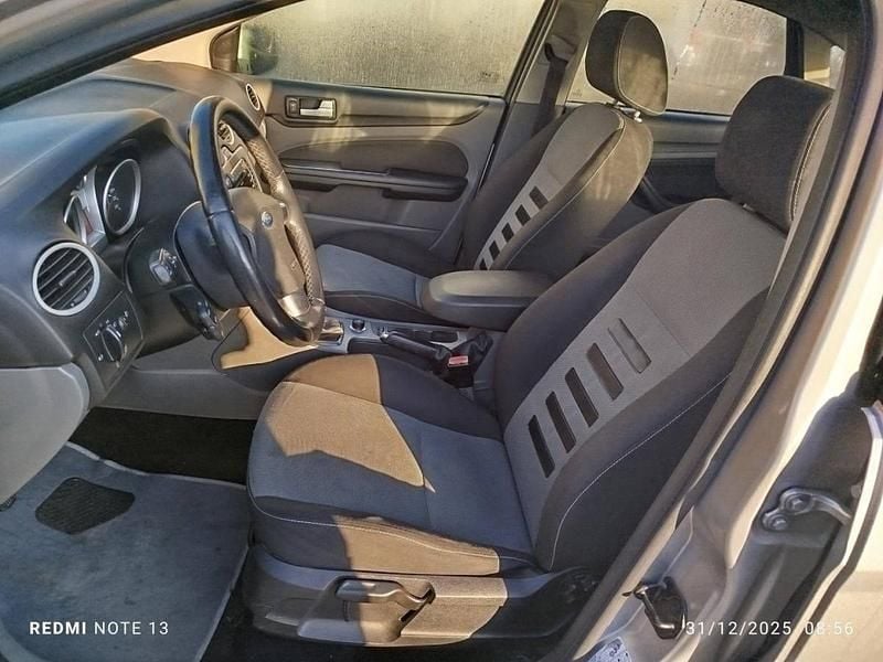 Usado Ford Focus 90 HP (66 kW) 2010 Cinzento