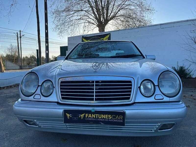 Cinzento Usado 1999 Mercedes E300 Sedan | € 7.250 - Imagem 1/4