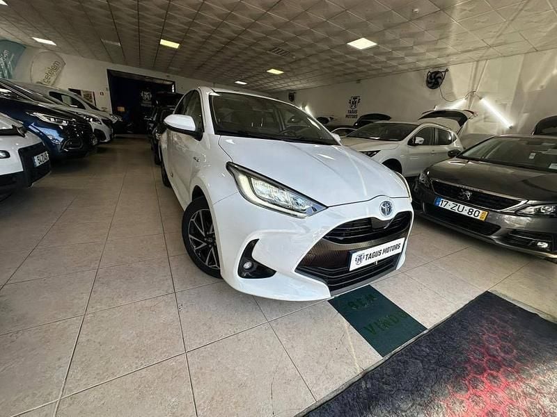 Cinzento Usado 2021 Toyota Yaris Hybrid | € 15.900 (Preço justo) - Imagem 1/4