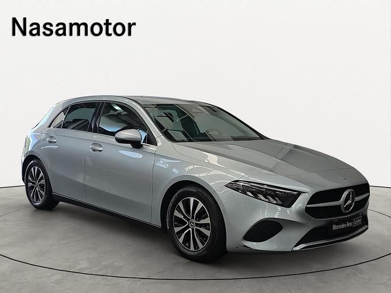 Cinzento claro metalizado Usado 2024 Mercedes A200 | € 29.900 (Super Preço) - Imagem 1/4