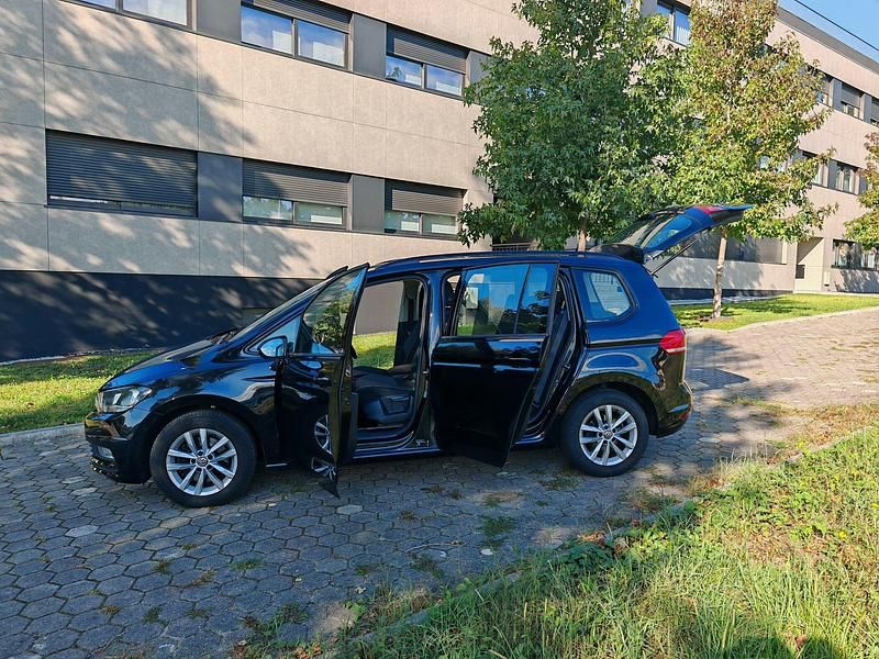 Cinza Usado 2017 VW Touran Highline Monovolume | € 19.500 (Preço justo) - Imagem 1/4