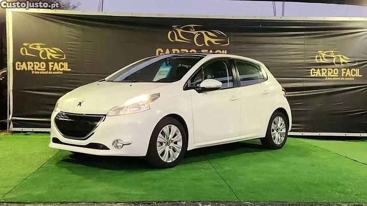 Branco Usado 2014 Peugeot 208 Active Citadino | € 7.990 (Bom preço) - Imagem 1/1