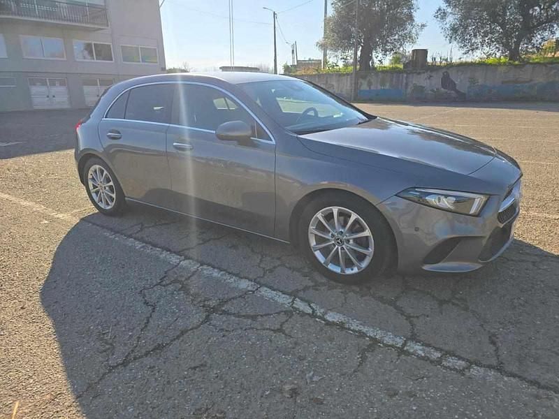 Cinzento Usado 2019 Mercedes A180 Citadino | € 21.100 (Super Preço) - Imagem 1/4