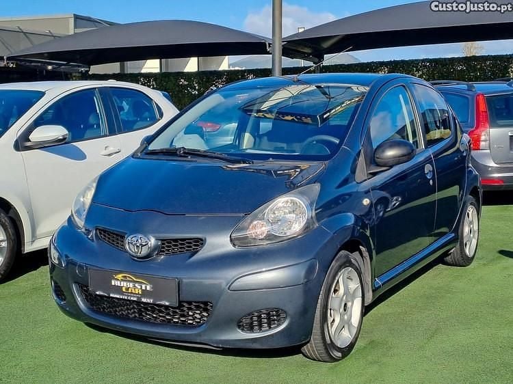 Cinza Usado 2011 Toyota Aygo Plus Citadino | € 6.999 (Preço justo) - Imagem 1/1