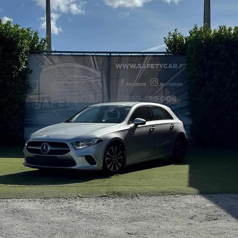 Cinzento Usado 2020 Mercedes A180 | € 21.500 (Preço justo) - Imagem 1/4