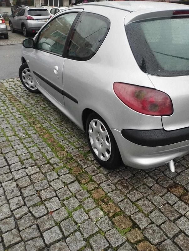 Usado Peugeot 206 68 HP (50 kW) 2003 Cinzento Citadino
