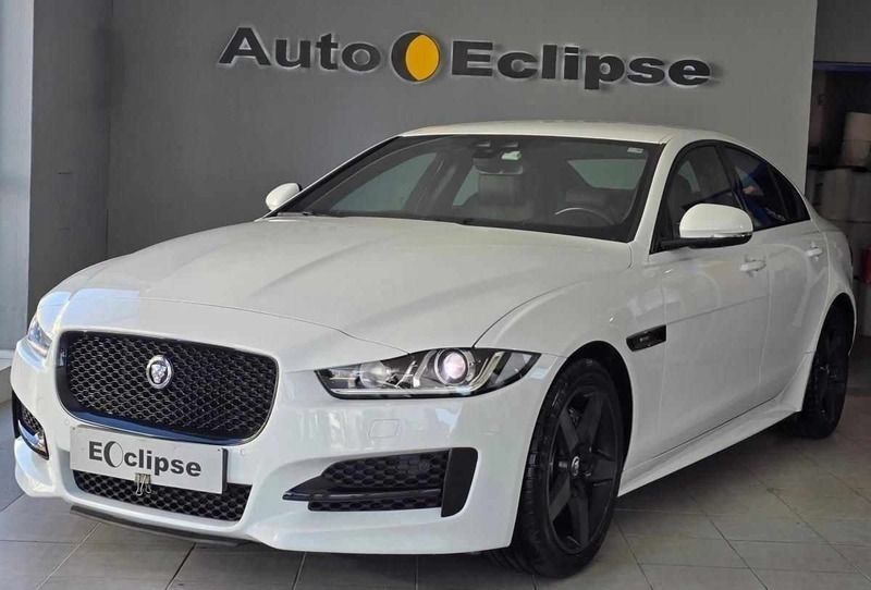 Branco Usado 2017 Jaguar XE R-Sport Sedan | € 24.800 - Imagem 1/4