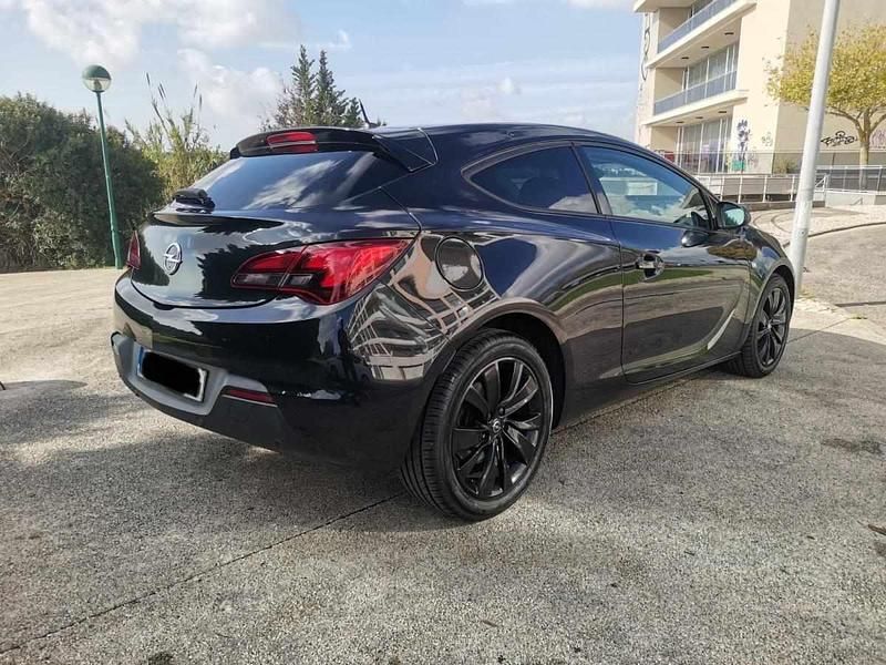 Usado Opel Astra GTC 110 HP (80 kW) 2014 Preto Citadino