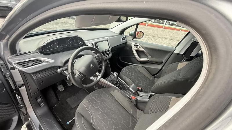 Usado Peugeot 2008 Style 82 HP (60 kW) 2016 Cinzento SUV