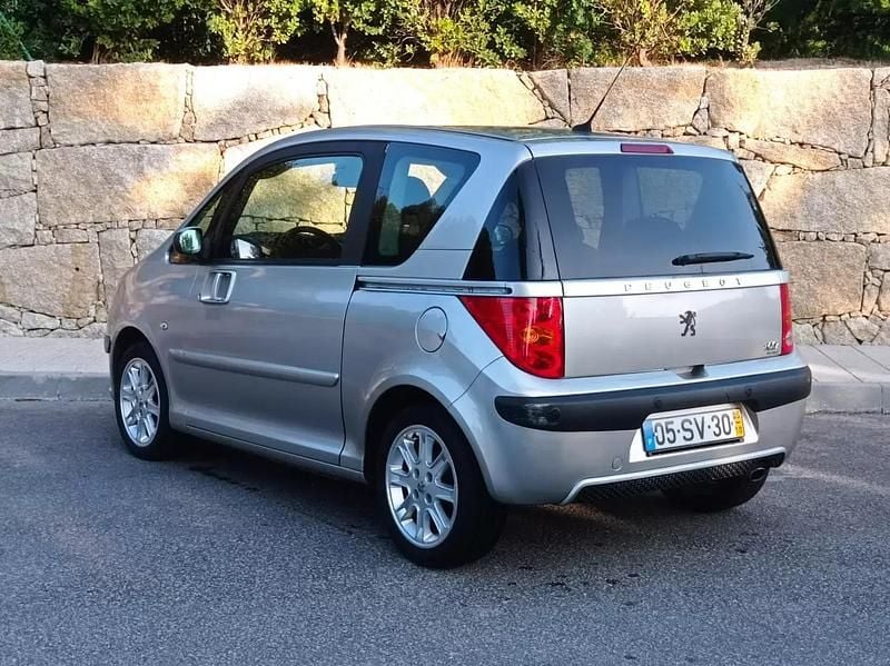 Usado Peugeot 1007 68 HP (50 kW) 2005 Cinza prata Monovolume
