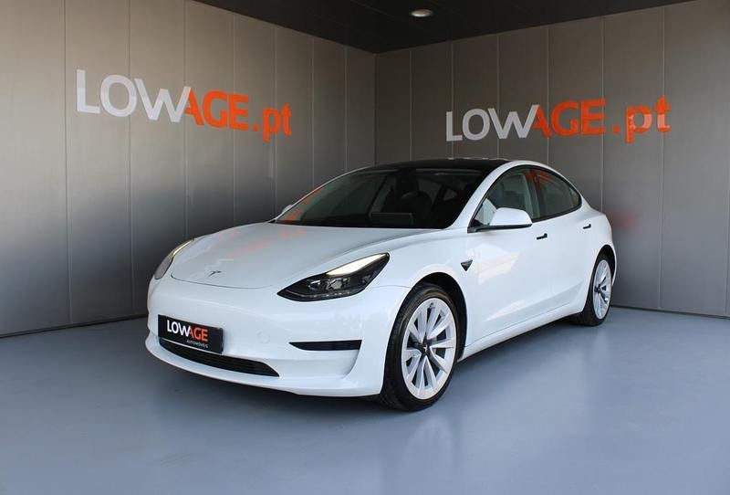 Branco Usado 2021 Tesla Model 3 Standard Range Plus Sedan | € 28.900 (Preço justo) - Imagem 1/4