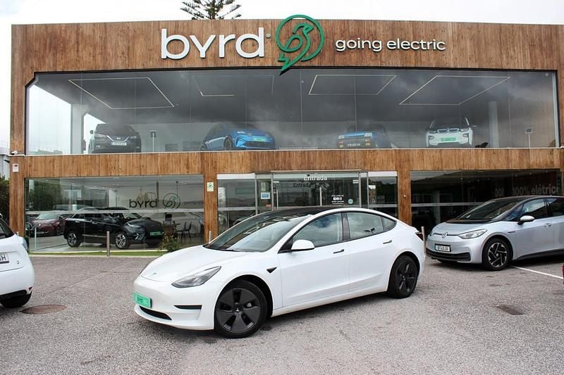 Branco Usado 2021 Tesla Model 3 Standard Range Plus Sedan | € 23.900 (Preço justo) - Imagem 1/4