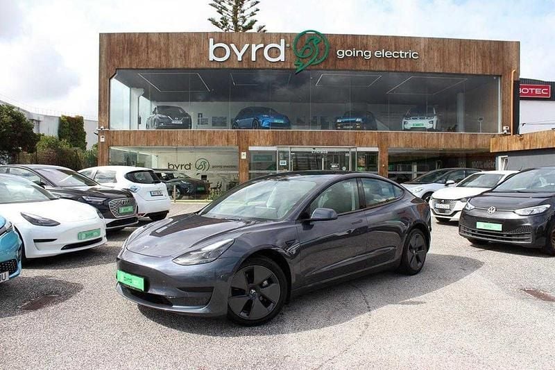 Cinza Usado 2021 Tesla Model 3 Standard Range Plus Sedan | € 24.900 (Preço justo) - Imagem 1/4