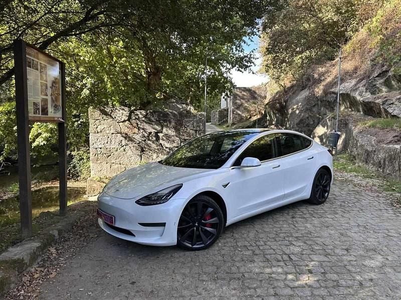 Branco Usado 2019 Tesla Model 3 Sedan | € 24.000 (Preço justo) - Imagem 1/4