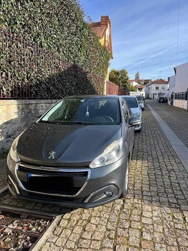 Cinzento Usado 2015 Peugeot 208 Citadino | € 7.700 (Bom preço) - Imagem 1/4