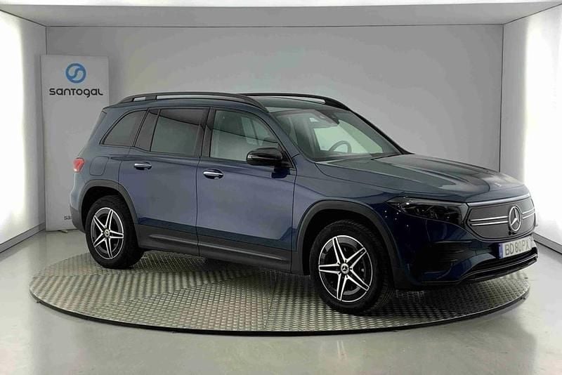 Azul Usado 2023 Mercedes EQB350 AMG line SUV | € 44.990 - Imagem 1/4
