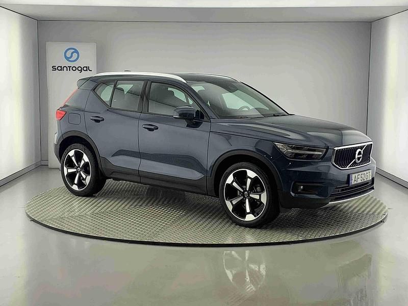 Azul Usado 2021 Volvo XC40 Momentum SUV | € 36.490 - Imagem 1/4