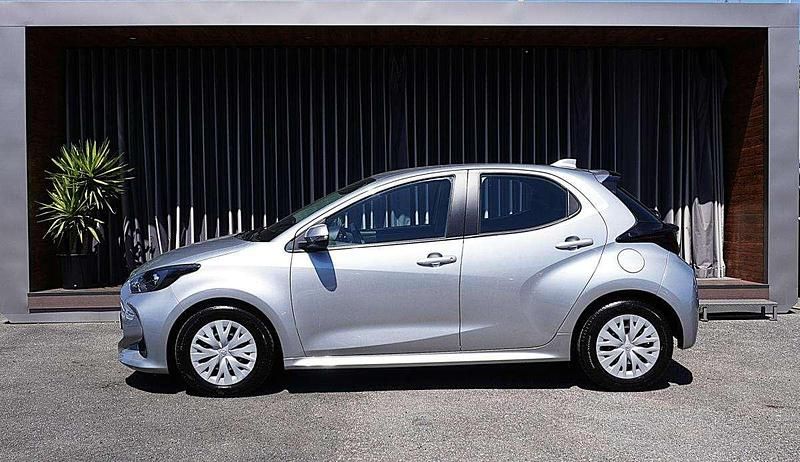 Usado Toyota Yaris Hybrid Comfort 116 HP (85 kW) 2021 Cinza