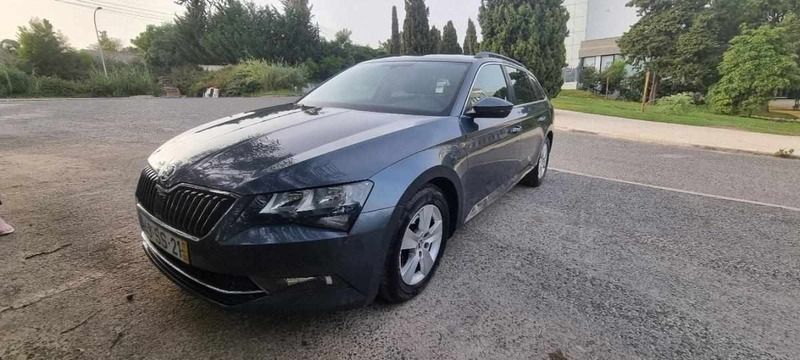 Cinzento Usado 2017 Skoda Superb | € 19.000 (Caro) - Imagem 1/4