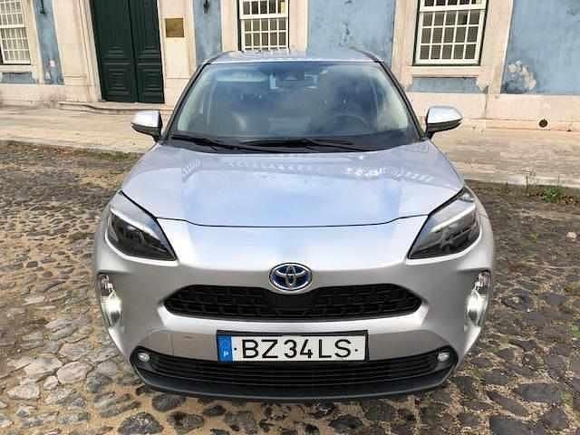 Usado Toyota Yaris Hybrid 116 HP (85 kW) 2023 Cinzento