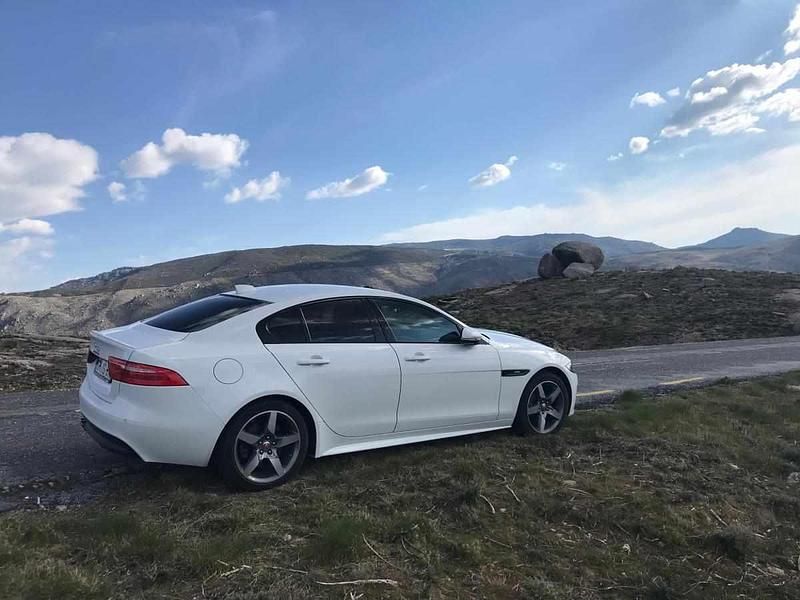 Branco Usado 2018 Jaguar XE Sedan | € 25.500 (Caro) - Imagem 1/4