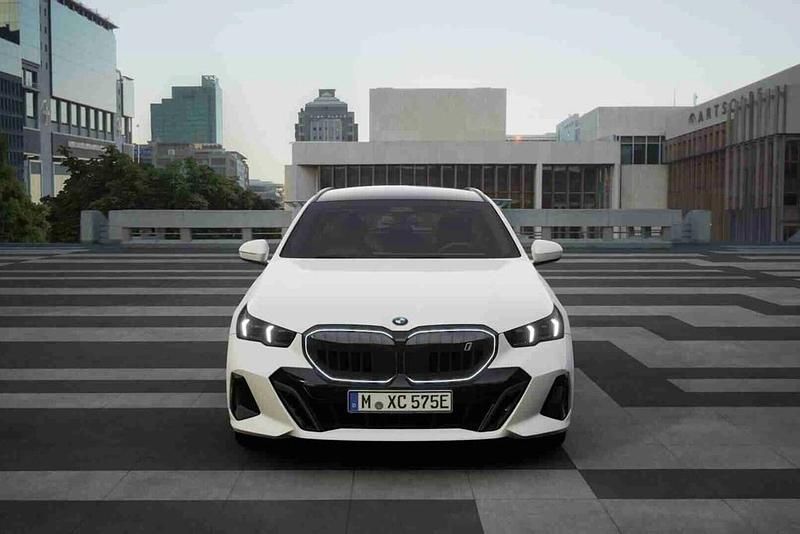 Branco Novo 2025 BMW i5 Comfort Edition Sedan | € 83.900 (Caro) - Imagem 1/4