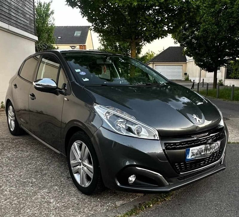 Cinzento Usado 2016 Peugeot 208 Citadino | € 7.999 (Bom preço) - Imagem 1/4
