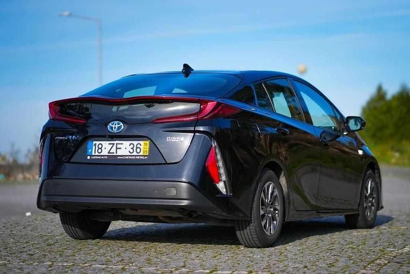 Usado Toyota Prius Luxury 122 HP (89 kW) 2019 Preto Citadino