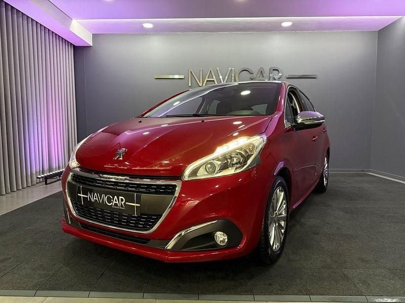 Vermelho Usado 2017 Peugeot 208 Allure Citadino | € 7.850 (Bom preço) - Imagem 1/4