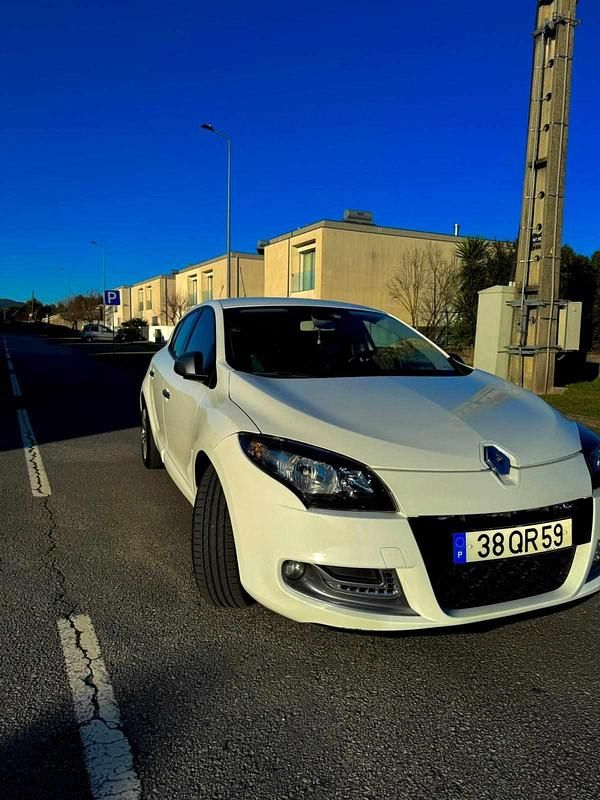 Branco Usado 2015 Renault Mégane III Citadino | € 9.900 (Preço justo) - Imagem 1/4