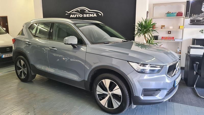 Cinza Usado 2020 Volvo XC40 Momentum SUV | € 29.800 (Preço justo) - Imagem 1/4