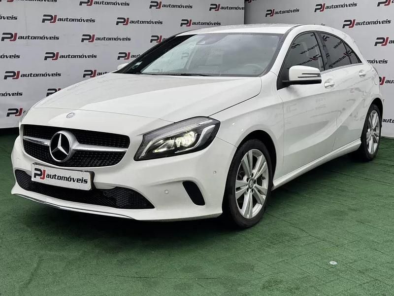 Branco Usado 2017 Mercedes A180 Style Citadino | € 17.990 (Preço justo) - Imagem 1/4