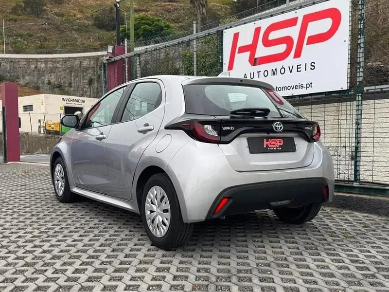 Usado Toyota Yaris Hybrid Comfort 115 HP (84 kW) 2022 Cinza prata