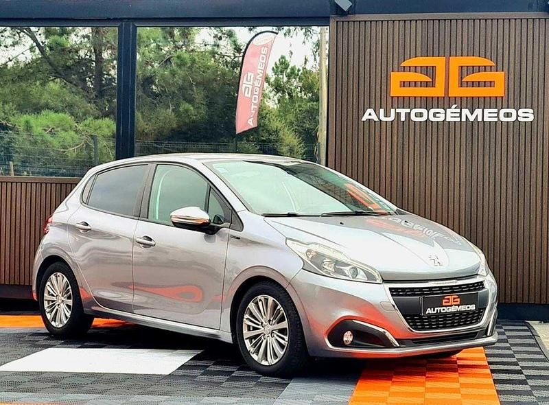 Cinzento Usado 2019 Peugeot 208 Signature Sky Citadino | € 12.890 (Preço justo) - Imagem 1/4
