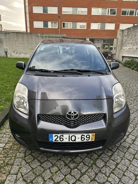 Cinzento Usado 2010 Toyota Yaris Sedan | € 6.000 (Super Preço) - Imagem 1/4