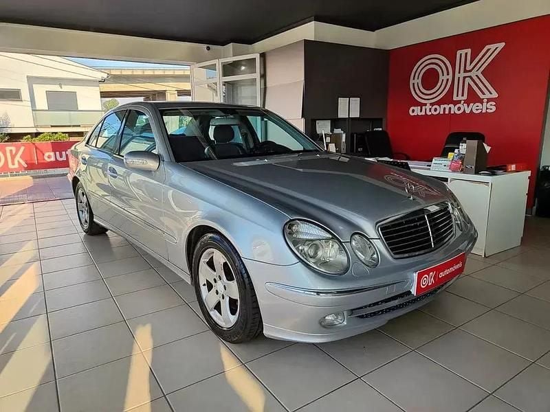 Cinzento Usado 2003 Mercedes E220 Elegance Sedan | € 6.450 (Preço justo) - Imagem 1/4
