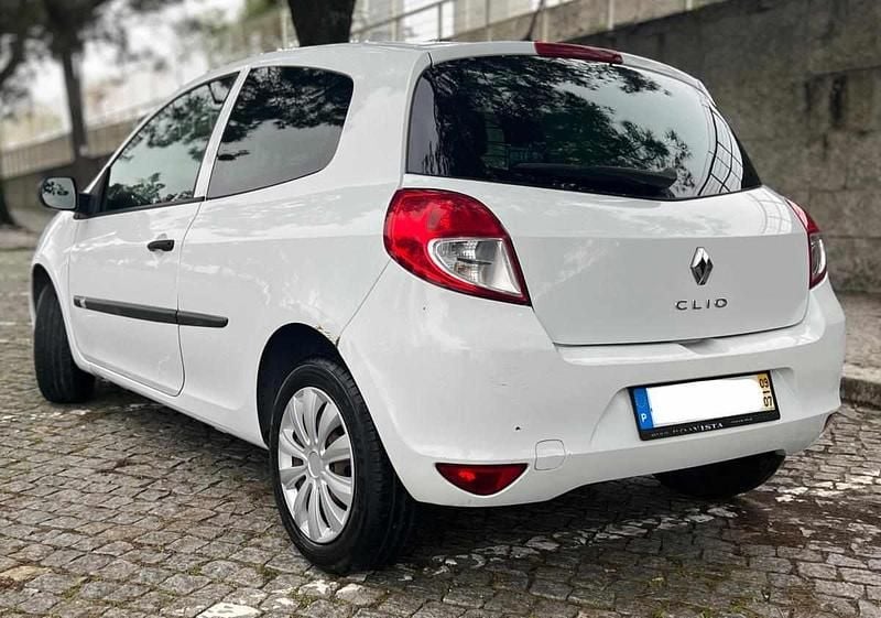 Usado Renault Clio II 68 HP (50 kW) 2009 Branco Citadino