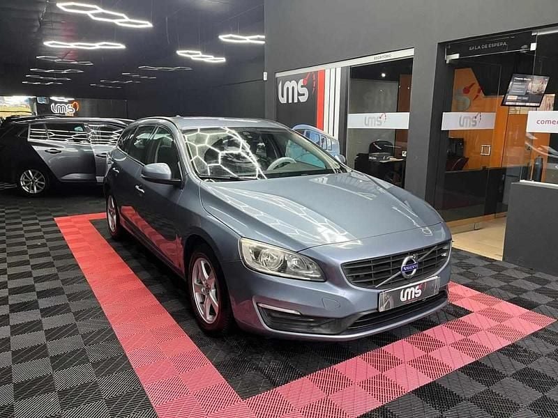 Azul Usado 2017 Volvo V60 Carrinha | € 12.950 (Preço justo) - Imagem 1/4