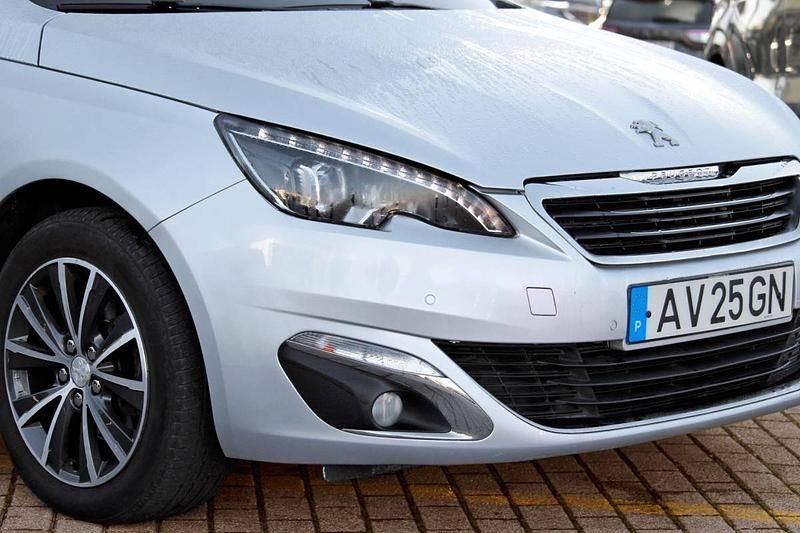 Usado Peugeot 308 Allure 115 HP (84 kW) 2014 Cinza