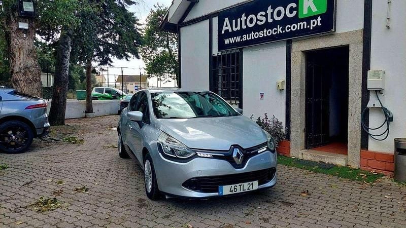 Cinzento Usado 2013 Renault Clio IV Zen | € 8.800 (Preço justo) - Imagem 1/4