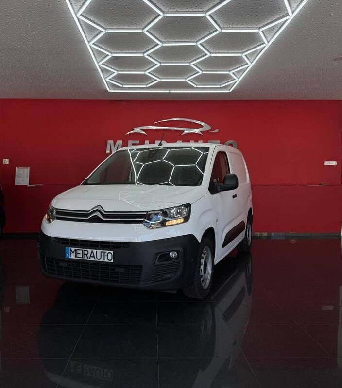 Branco Usado 2020 Citroën Berlingo Shine Monovolume | € 12.500 (Bom preço) - Imagem 1/4