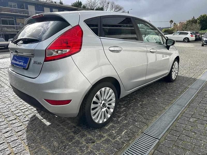 Usado Ford Fiesta Titanium 82 HP (60 kW) 2009 Cinzento Citadino