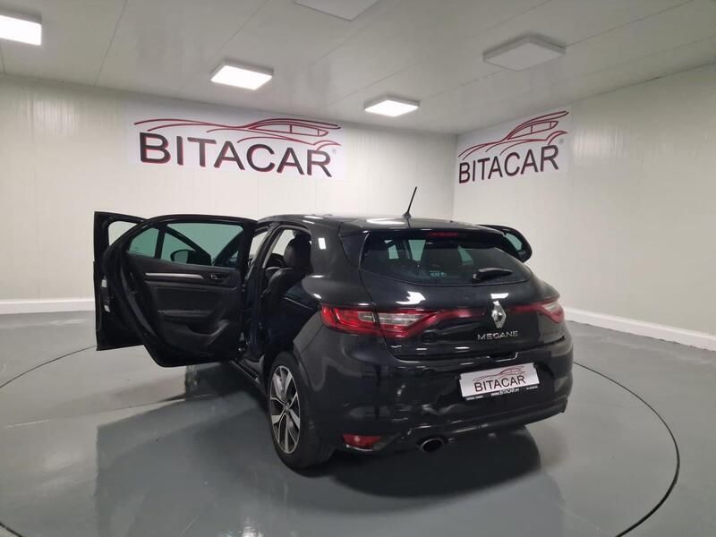 Usado Renault Mégane III 110 HP (80 kW) 2016 Preto