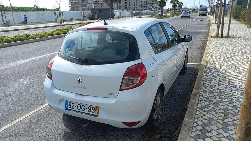 Usado Renault Clio II 75 HP (55 kW) 2011 Branco Sedan