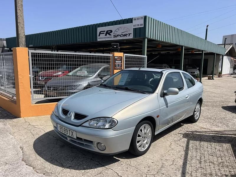 Cinzento Usado 2002 Renault Mégane Coupé Dynamique Coupé | € 2.750 - Imagem 1/4