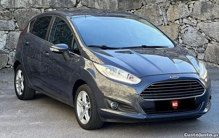 Cinza Usado 2015 Ford Fiesta Titanium Citadino | € 8.990 (Preço justo) - Imagem 1/1