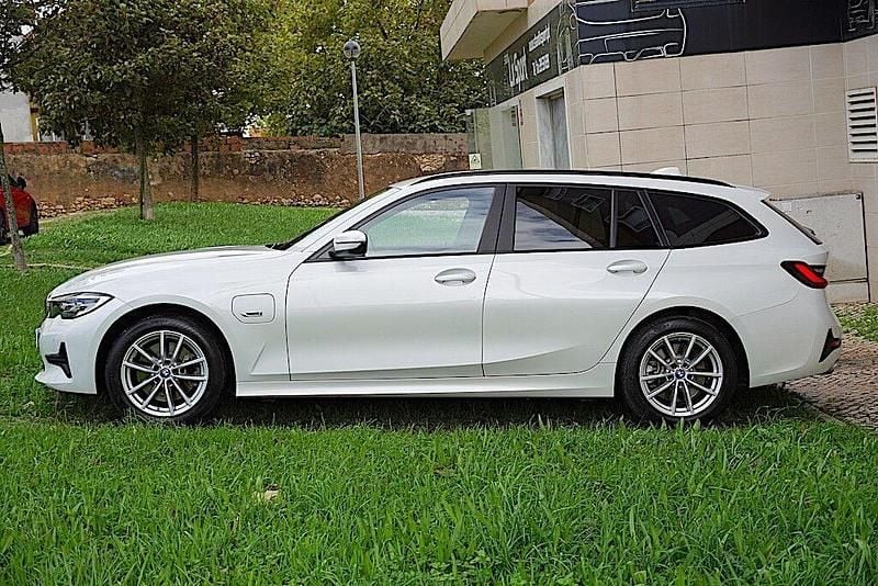 Usado BMW 320e Sport Line 204 HP (150 kW) 2022 Branco Carrinha
