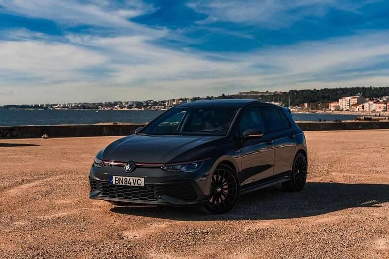 Cinzento Usado 2024 VW Golf VIII | € 59.650 - Imagem 1/4