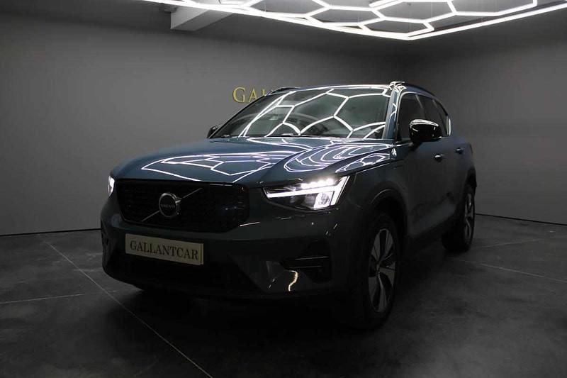 Azul Usado 2023 Volvo XC40 SUV | € 46.000 - Imagem 1/4